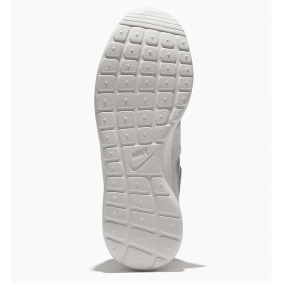 Women's Roshe One Premium Shoe - Picture 5 of 8